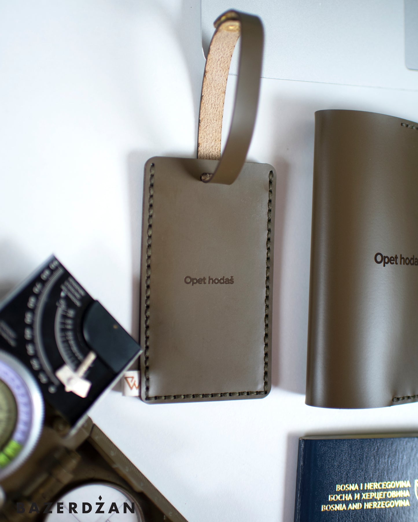 Opet hodaš - Passport case - Bazerdzan
