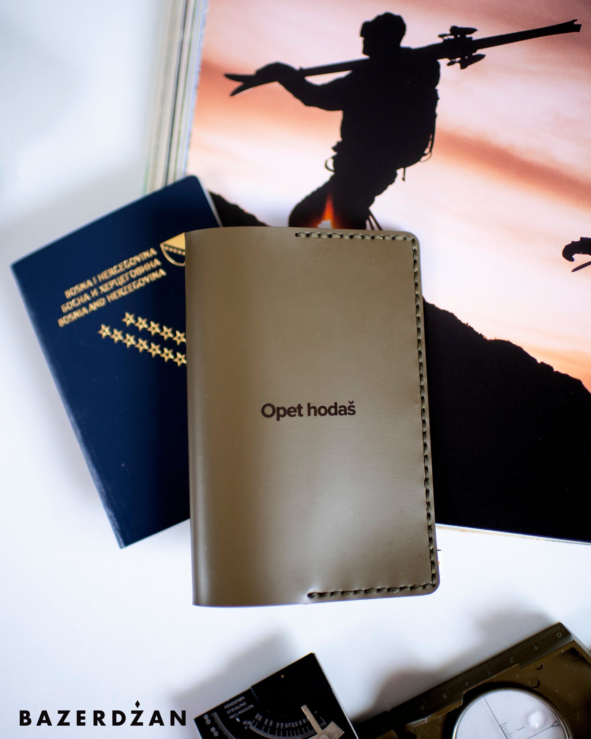 Opet hodaš - Passport case - Bazerdzan