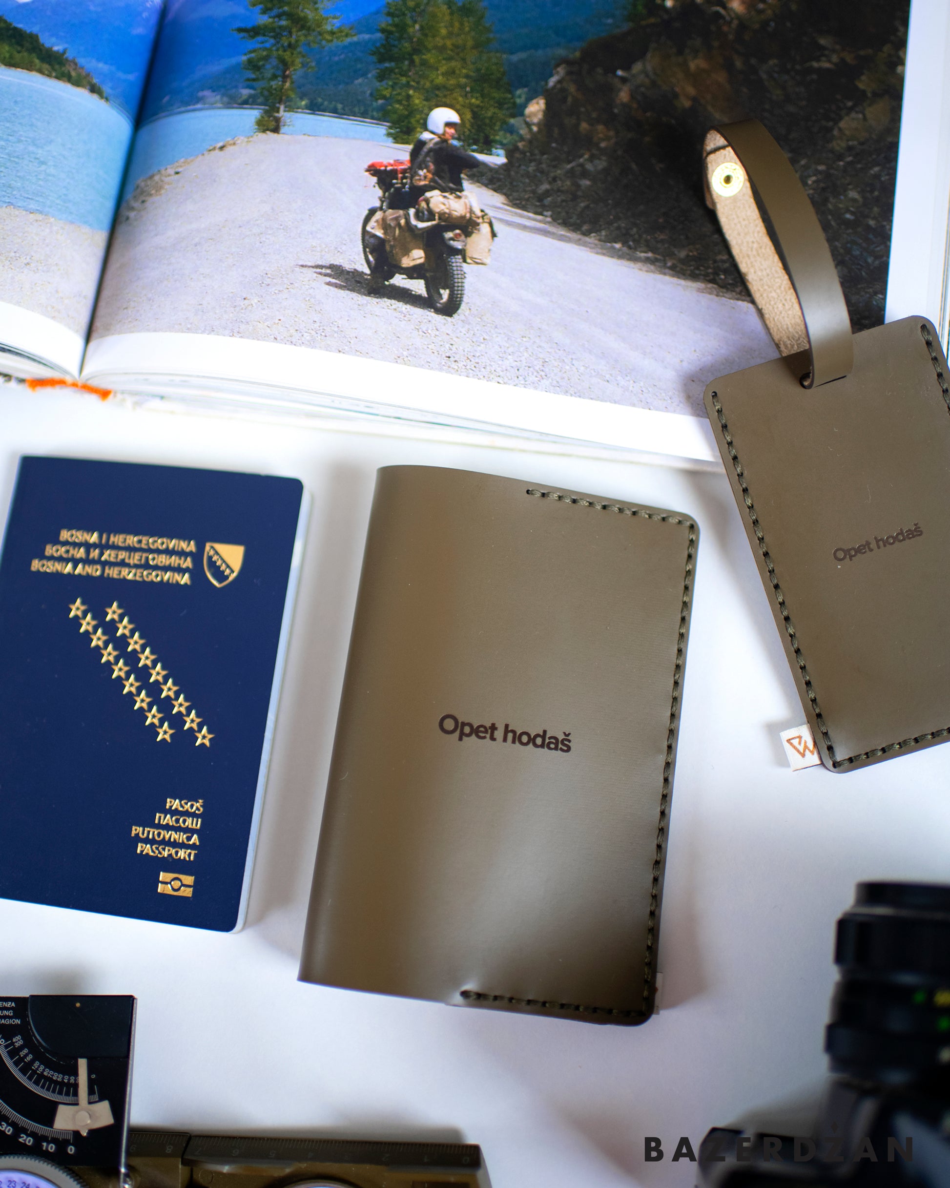 Opet hodaš - Passport case - Bazerdzan