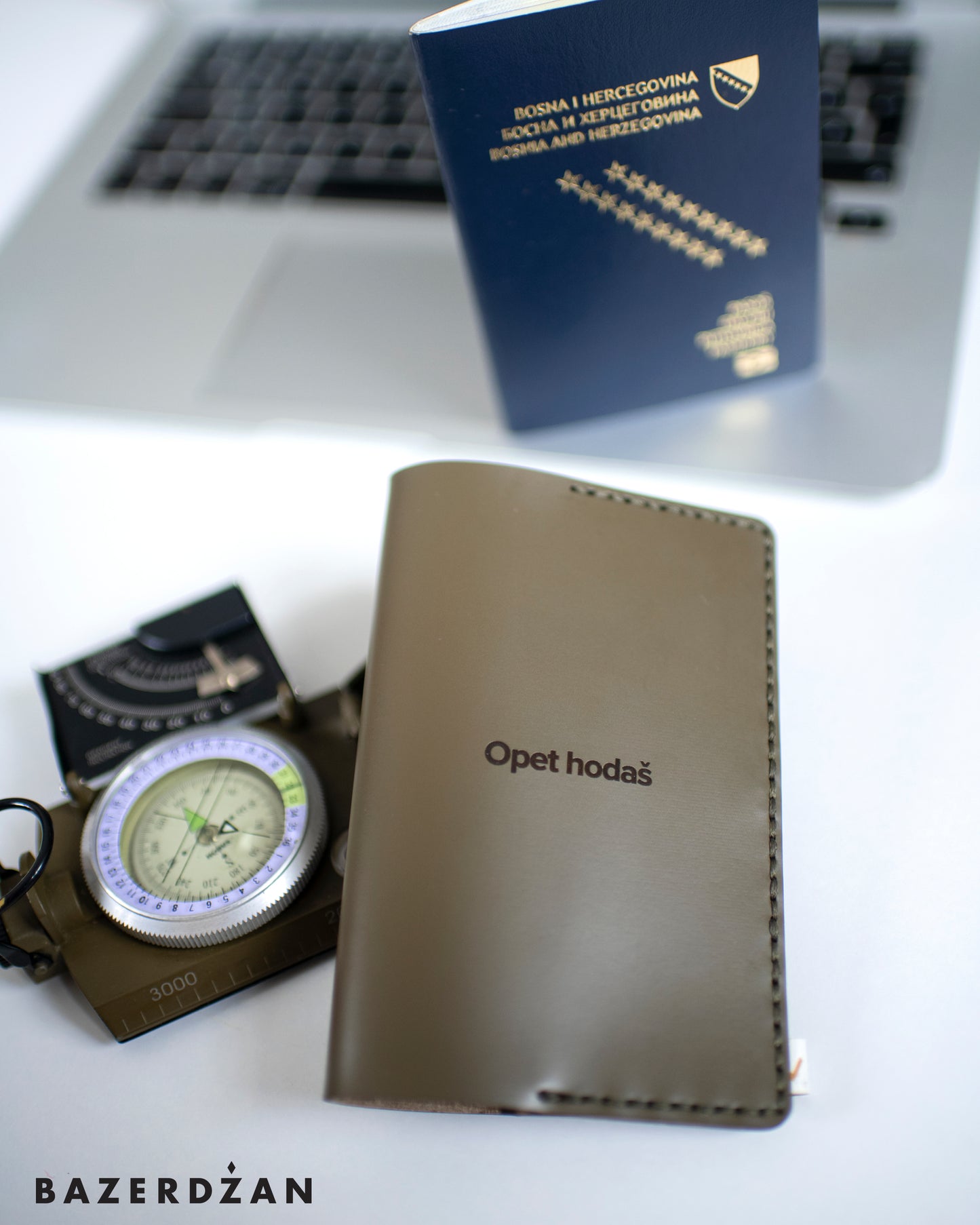 Opet hodaš - Passport case - Bazerdzan