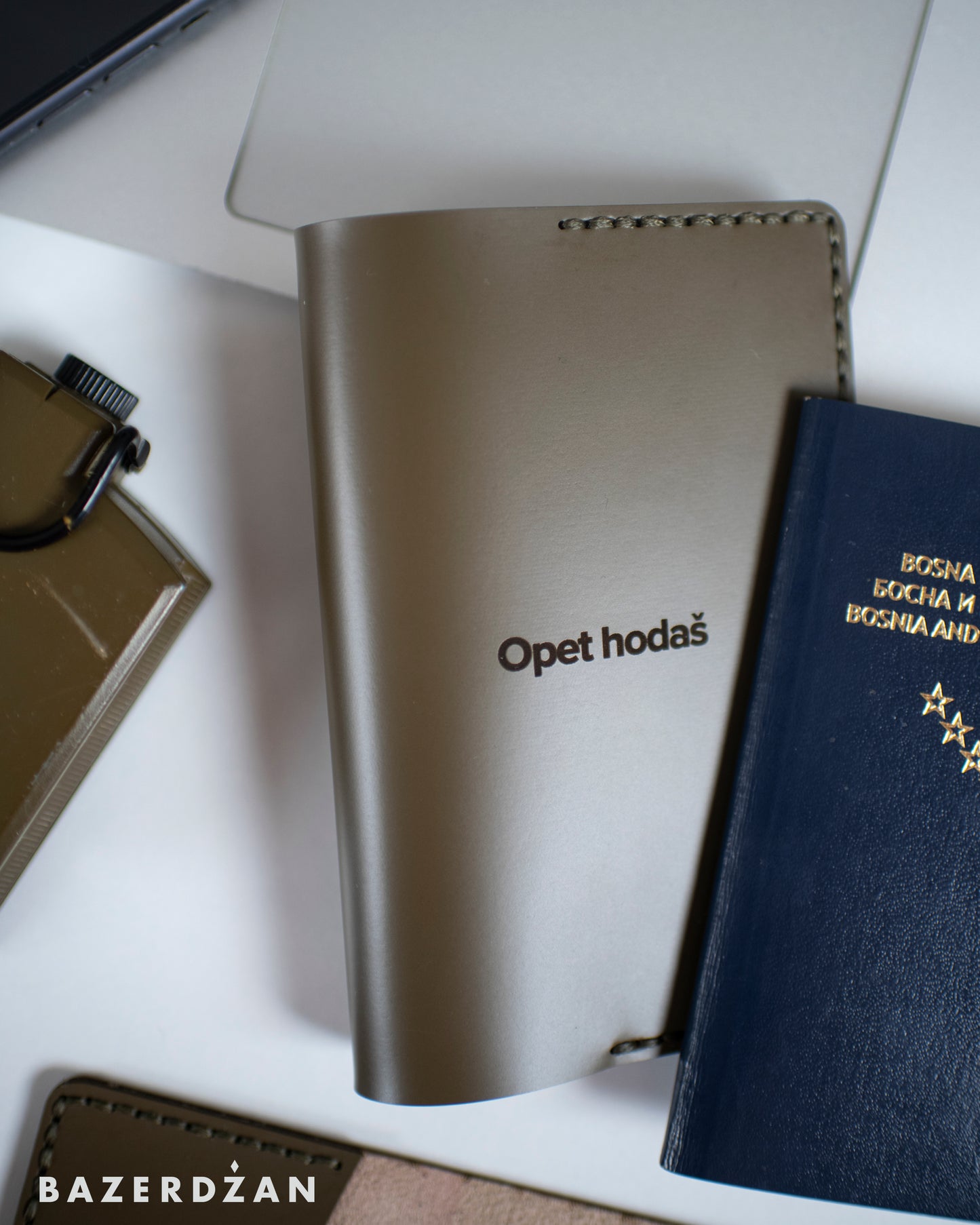 Opet hodaš - Passport case - Bazerdzan