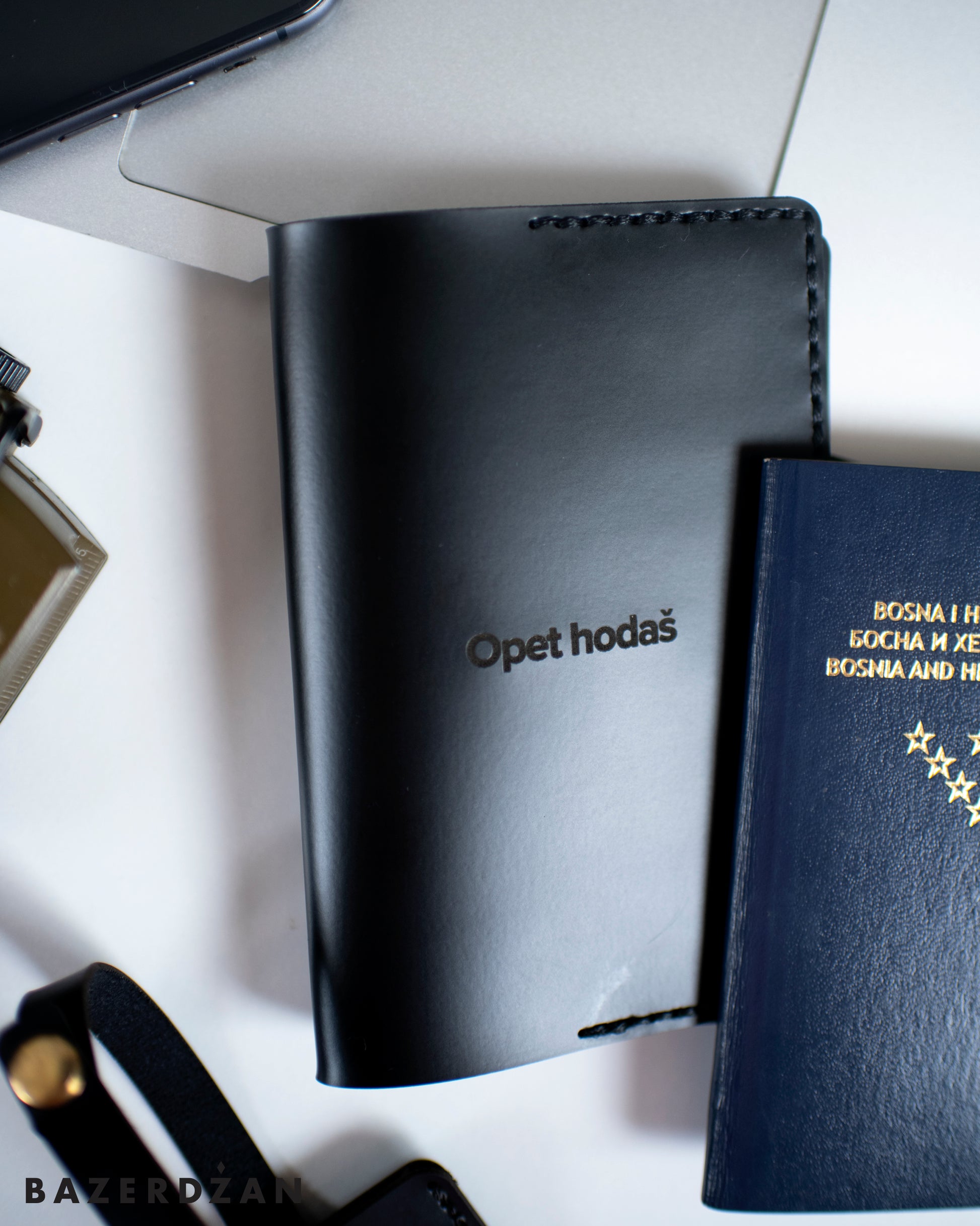 Opet hodaš - Passport case - Bazerdzan